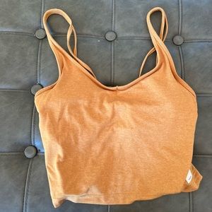 Vuori halo performance crop in dark golden